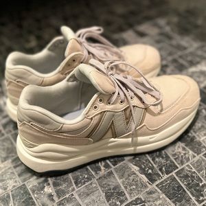 New Balance Women’s 5740; Size 9.5
Color: Sea Salt with Incense and Magnet